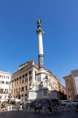 Roma, İtalya - 31 Temmuz 2021: Lekesiz Gebeliğin Sütunu, 19. yüzyılda Piazza Mignanelli ve Piazza di Spagna 'da bulunan Kutsal Bakire Meryem' i resmeden bir anıttır. Roma, İtalya.