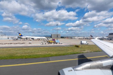 Frankfurt, Almanya - 31 Temmuz 2021: Frankfurt uluslararası havaalanındaki apronda Lufthansa kargo uçağını park etme görüşü.