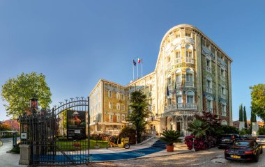 Venedik, İtalya - 5 Temmuz 2021: 19. yüzyıldan kalma lüks bir otel olan Ausonia Sarayı 'na bakın..