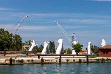 Venedik, İtalya - 3 Temmuz 2021: Lorenzo Quinn 'in Dev Taş Elleri Venedik Sanat Bienalinde İnsani Değerleri Sundu