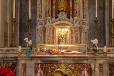 Venedik, İtalya - 2 Temmuz 2021: San Geremia Meydanı 'ndaki Santa Lucia (Chiesa di San Geremia) kilisesine (Chiesa di San Geremia) bakın..