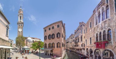 Venedik, İtalya - 2 Temmuz 2021: San Marco 'da ortaçağ meydanı, insanlar yaz ve tarihi Venedik' in tadını çıkarıyorlar..