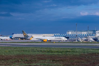 Frankfurt, Almanya - 14 Mayıs 2020: Corona kapatması nedeniyle Rhein-Main havaalanında Akbaba uçağını park etmek.