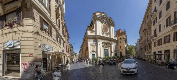 Roma Itália Agosto 2021 Pessoas Apreciam Restaurantes Nas Pequenas Estradas — Fotografia de Stock