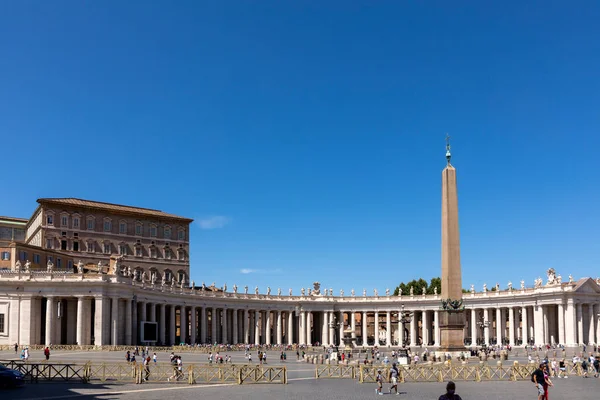 Řím Itálie Srpna 2021 Lidé Náměstí Petra Vatikánu Výhledem Kolonády — Stock fotografie