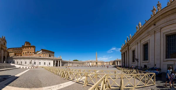 2021年8月2日 意大利罗马 游客带着米开朗基罗在罗马的著名建筑参观梵蒂冈的圣彼得广场 — 图库照片