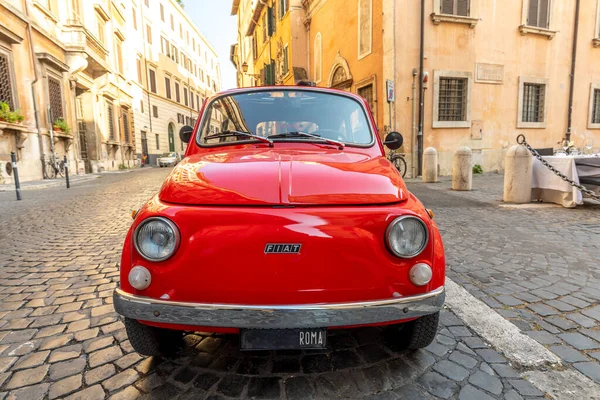 Roma Italia Luglio 2021 Fiat 500 Rossa Vintage Parcheggiata Accanto — Foto Stock