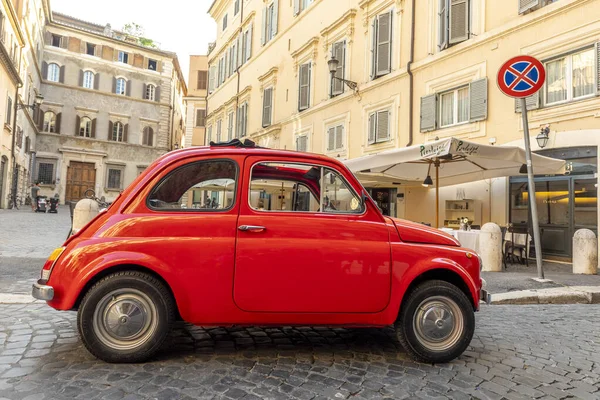 Roma Italia Julio 2021 Fiat 500 Rojo Vintage Estacionado Junto —  Fotos de Stock