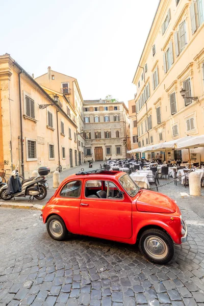Roma Italia Luglio 2021 Fiat 500 Rossa Vintage Parcheggiata Accanto — Foto Stock