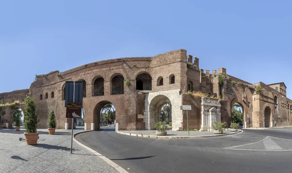 Řím Itálie Července 2021 Stará Městská Zeď Římě Bránou Itálie — Stock fotografie