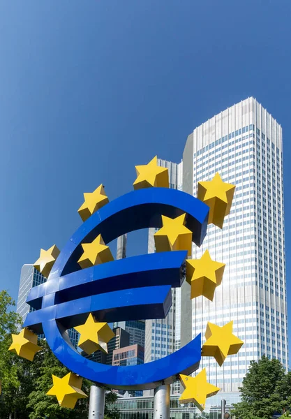 ドイツのフランクフルト 2021年7月18日 ユーロサイン 欧州中央銀行 Ecb はユーロの中央銀行であり ドイツのフランクフルトにあるユーロ圏の金融政策を管理しています — ストック写真