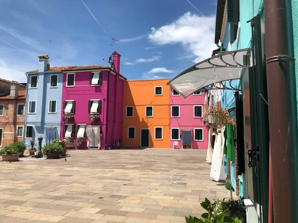 Burano Italië Juli 2021 Schilderachtige Smalle Kleurrijke Huizen Het Venetiaanse — Stockfoto