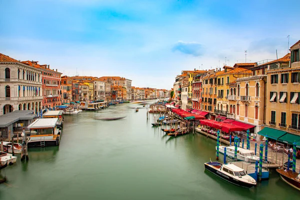 ヴェネツィア イタリア 2021年7月4日 イタリアの動きで船とヴェネツィアの運河のグランドへのリアルト橋からの眺め — ストック写真
