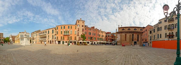 イタリアのヴェネツィア 2021年7月3日 町の広場カンポ サント ステファノは イタリアのヴェネツィアで早朝にサン マルコ地区で — ストック写真