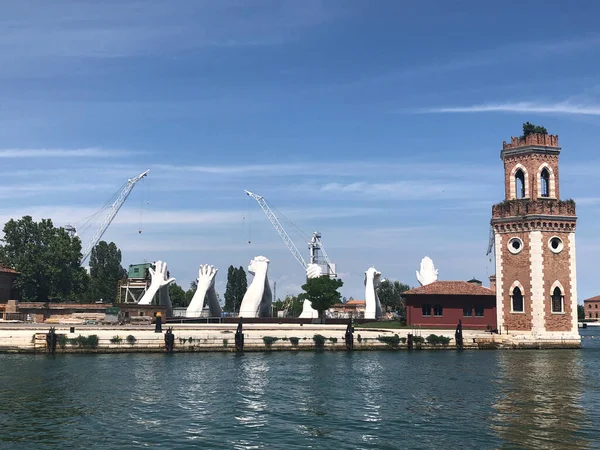 Венеция Италия Июля 2021 Года Гигантские Каменные Руки Лоренцо Куинна — стоковое фото