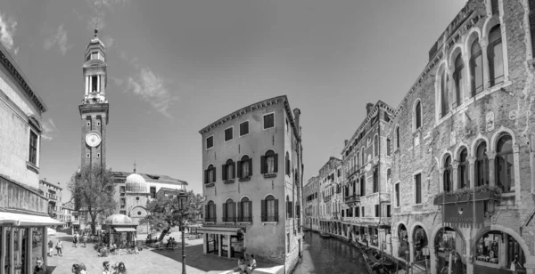2021年7月2日 意大利威尼斯 位于圣马可区的中世纪广场 有运河 人们欣赏意大利威尼斯这个历史悠久的夏季小镇 — 图库照片