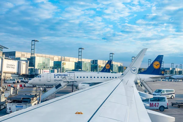 德国法兰克福 2020年5月14日 德国汉莎航空公司的飞机清晨停靠在莱茵 梅因机场 准备离开登机门 — 图库照片