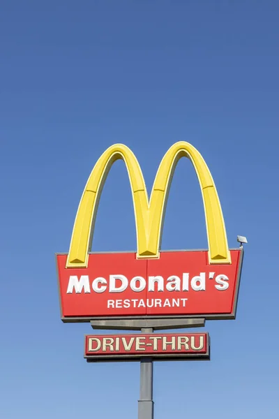 美国布里奇波特 2019年3月11日 麦克唐纳在美国布里奇波特附近蓝天下的标志 — 图库照片