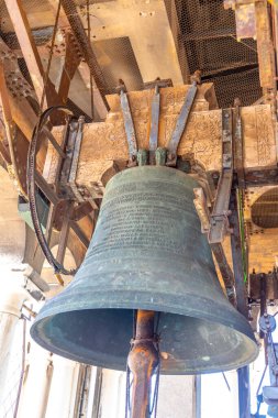 St. Mark 's Campanile San Marco, Venedik, İtalya' dan San Marco Katedrali 'nin çatısı manzaralı. Çan kulesinin içinde eski büyük çanlar. Venedik, İtalya 'daki kule topalında bronz ya da bakır eski çanın yakın görüntüsü