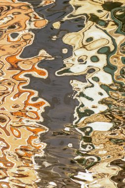 Ahenk içinde su dalgalarının parlak yansıması