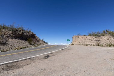 Tabelalar ABD 'de Golden Valley yakınlarında 66 nolu yoldan geçiyor.