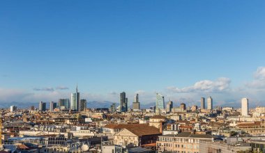 Ufukta açık mavi gökyüzü ve gökdelenle Milano, İtalya 'nın silüeti