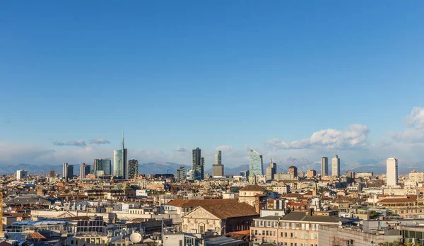 Panorama Milána Itálie Jasně Modrou Oblohou Mrakodrapem Obzoru — Stock fotografie