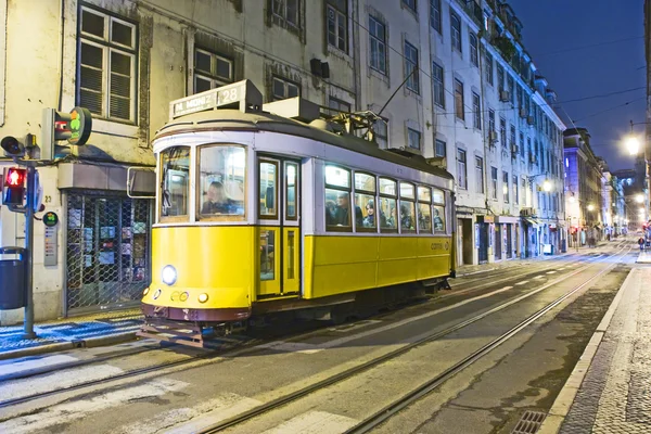 Lisboa por la noche, tranvía famoso, tranvía histórico está funcionando —  Fotos de Stock
