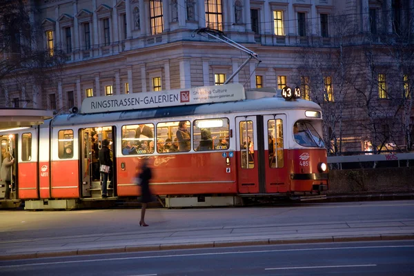 Red old trolley car in Vienna in the first District by night — Stock Photo, Image