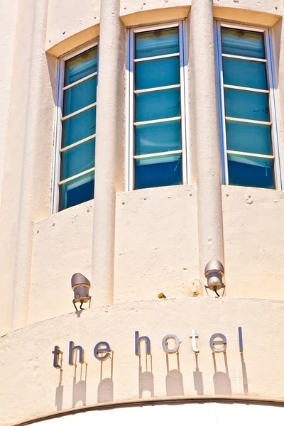 Sinal de hotel em belo bairro histórico de Art deco em Mia do Sul — Fotografia de Stock
