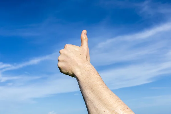 Thumbs up sign under blue sky — Stock Photo, Image