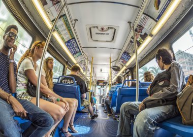insanlar şehir merkezi metro otobüs Miami, ABD