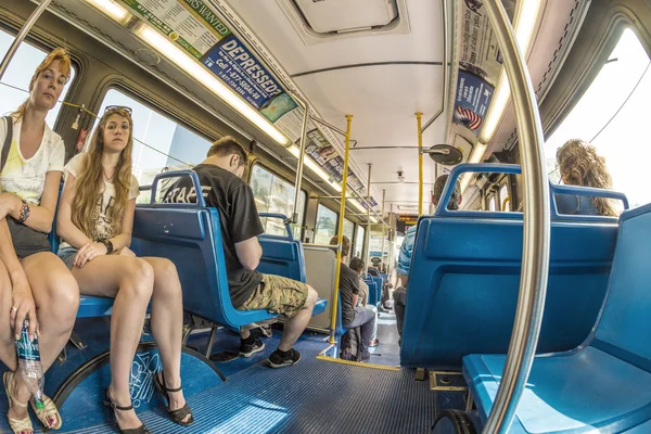 Pessoas no centro da cidade de ônibus Metro em Miami, EUA — Fotografia de Stock