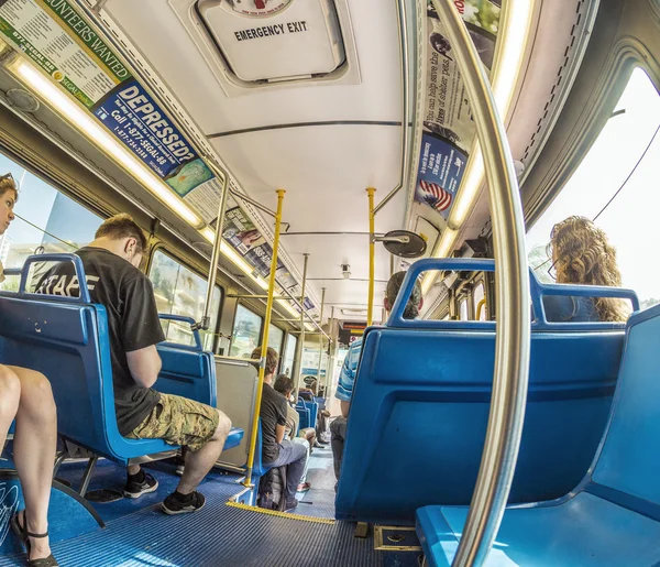 Mensen in de binnenstad metro bus in miami, Verenigde Staten — Stockfoto