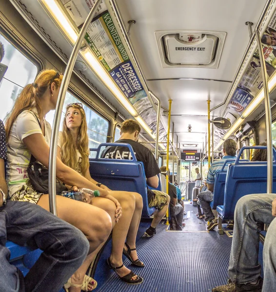 Mennesker i downtown Metro bus i Miami, USA - Stock-foto