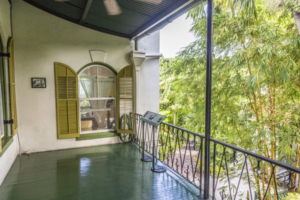 Porche en el lado de la casa Ernest Hemmingways en Key West, Estados Unidos — Foto de Stock