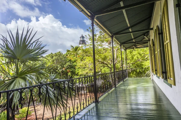 Porche en el lado de la casa Ernest Hemmingways en Key West, Estados Unidos — Foto de Stock