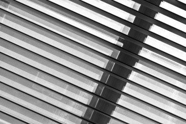 kör bir pencerenin ışığında çekim 