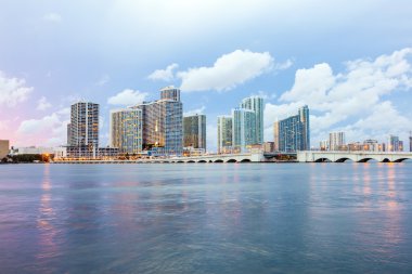 Miami şehir manzarası panorama alacakaranlıkta