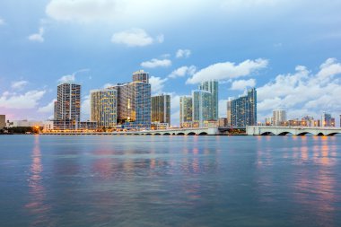 Miami şehir manzarası panorama alacakaranlıkta