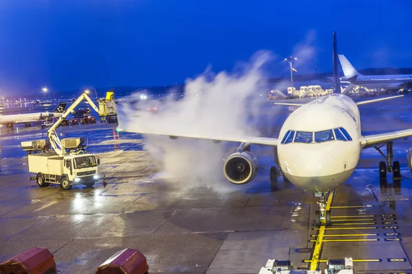 航空機の除氷 — ストック写真