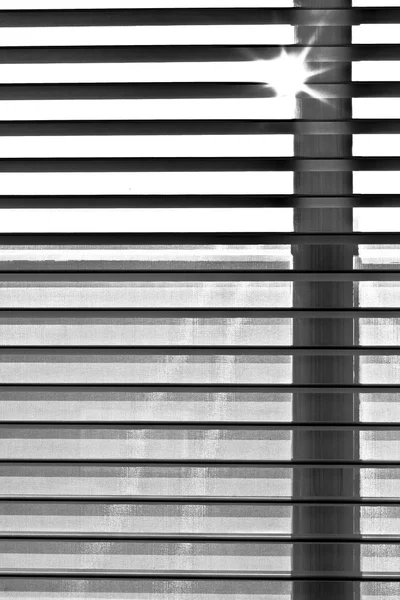Sluiter blind van een venster in de zon — Stockfoto