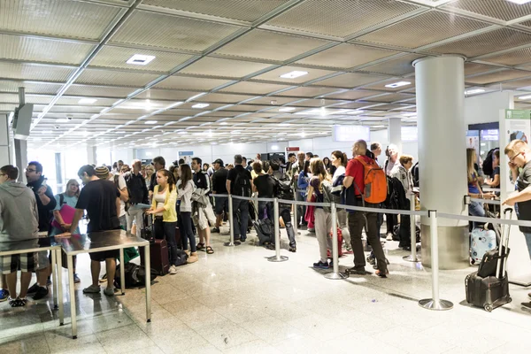 Passasjerer i avgangshallen i lufthavnen – stockfoto