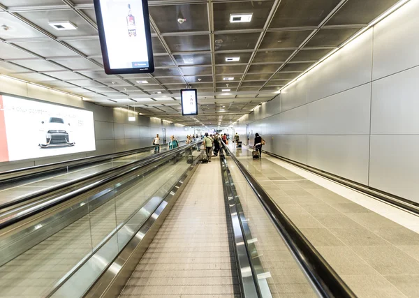 Passengers at the departure hall in the airport — Stock Photo, Image