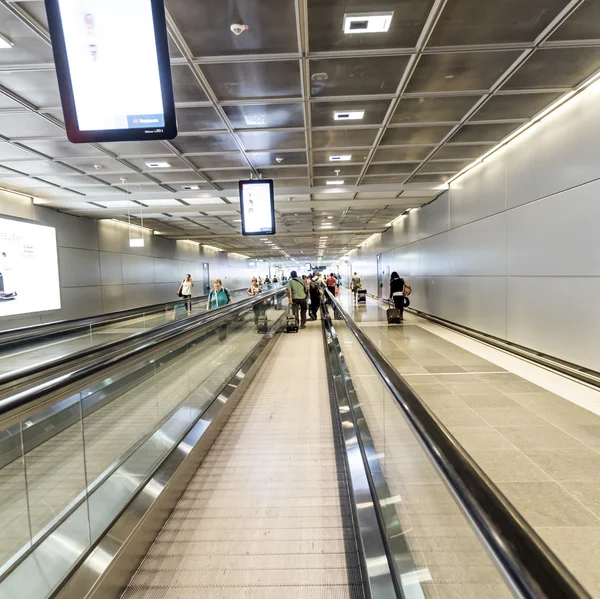 Passengers at the departure hall in the airport — Stock Photo, Image