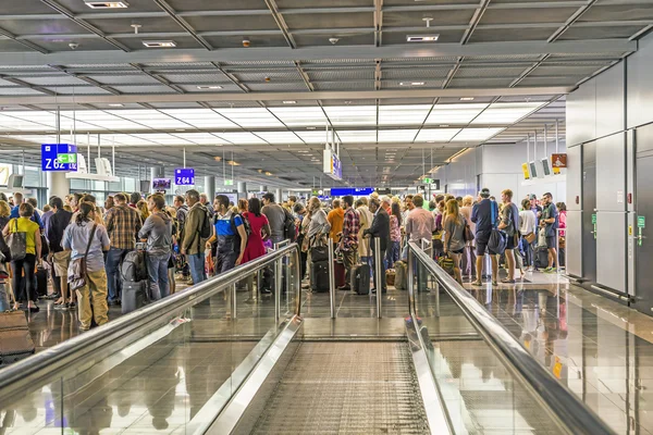 Passengers at the departure hall in the airport — Stock Photo, Image