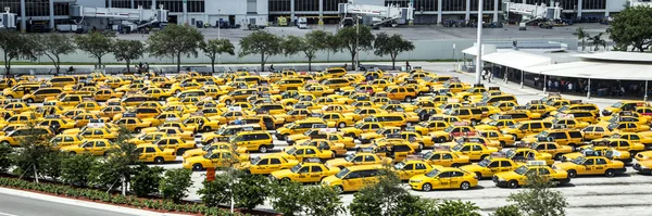 Taxi's wachten op het vliegveld van miami — Stockfoto