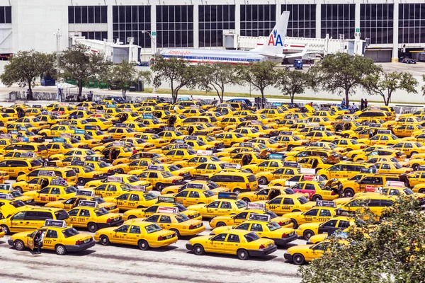 Táxis esperam no aeroporto de Miami — Fotografia de Stock