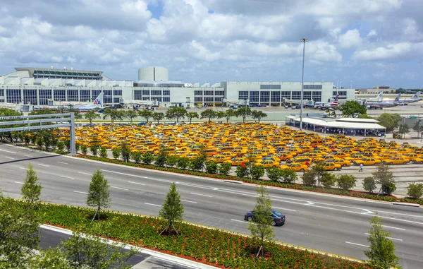 Táxis esperam no aeroporto de Miami — Fotografia de Stock