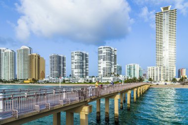 jade beach iskelede insanlara 